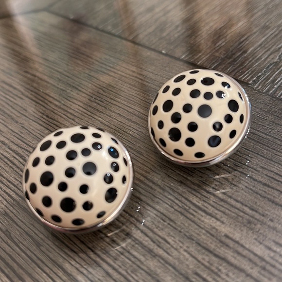Vintage Edwin Pearl Polka Dot Round Dome Clip Earrings - Picture 2 of 12